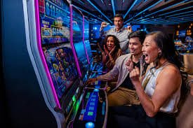 pop slots လောင်းကြေး မြန်မာ MMK ဖြင့် Online Betting ပြုလုပ်နေသောမြင်ကွင်း